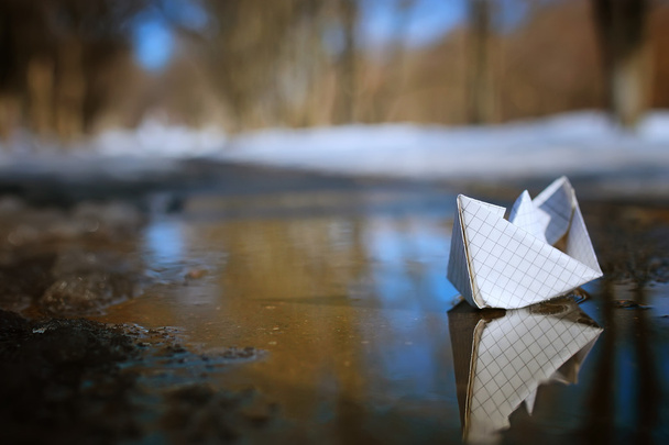 barco de papel foto teñido en la calle de primavera
 - Foto, imagen