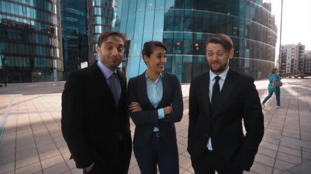 Trois hommes d'affaires se moquent de votre opinion
 - Séquence, vidéo