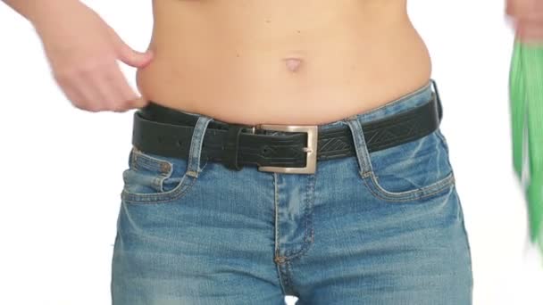 Nainen mittaa vatsansa. Nainen, jolla on rasvaa vatsassa
 - Materiaali, video