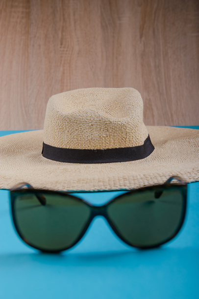Солом'яний капелюх і сонцезахисні окуляри
 - Фото, зображення