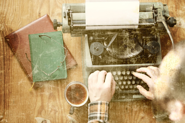 oude foto schrijfmachine retro hand houten tafel - Foto, afbeelding