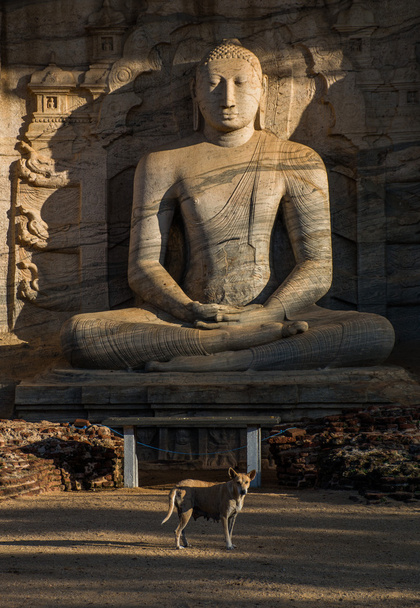 Buda sentado em meditação em Gal Vihara, Sri Lanka, Ásia
. - Foto, Imagem