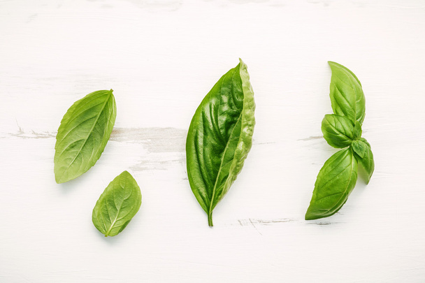 Folhas de manjericão verde doce fresco no fundo de madeira branco gasto
 - Foto, Imagem