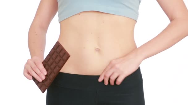 Mulher com excesso de peso se vestindo jeans e segurando chocolate
 - Filmagem, Vídeo