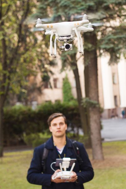 Jeune homme avec drone volant. Nouvelles technologies
  - Photo, image