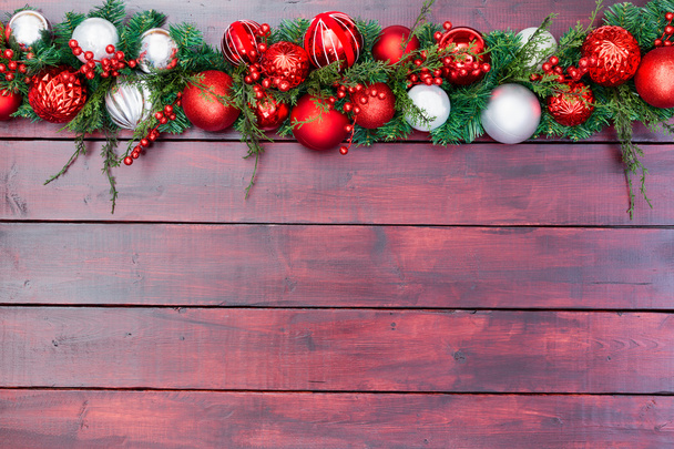 Kerst rand van rode en witte kerstballen - Foto, afbeelding