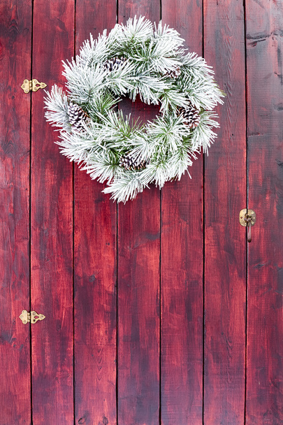 Frosted groenblijvende Kerstmis of winter krans - Foto, afbeelding