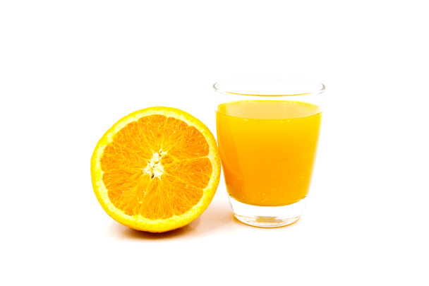Świeży sok pomarańczowy izolowany na białym tle - Zdjęcie, obraz