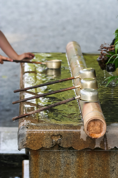 Cucharones de fuente de templo budista
 - Foto, imagen