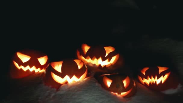 Halloween-Kürbisse in der winterlich verschneiten Nacht mit überfliegendem Geist. Schleife - Filmmaterial, Video
