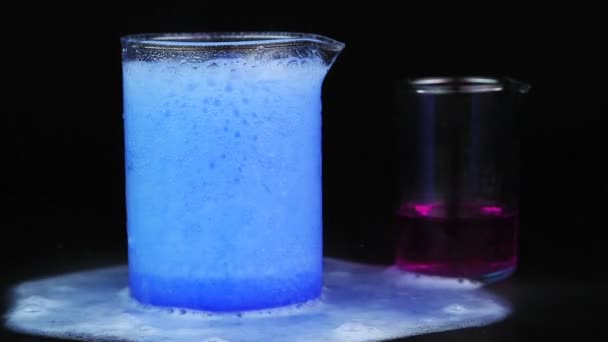 テスト チューブ、黒い背景に化学の経験 - 映像、動画
