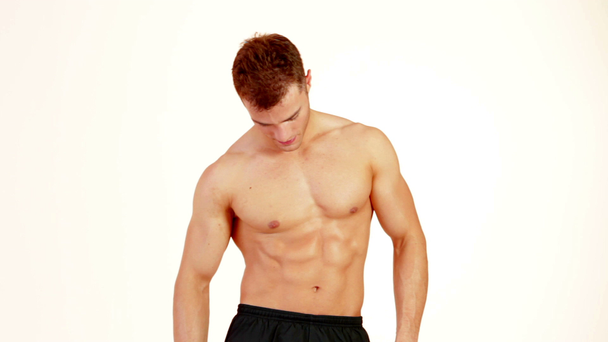 Портрет красивого мускулистого человека на белом фоне
 - Кадры, видео