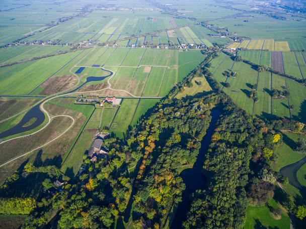 Luchtfoto inzake bossen en velden in Nederland op herfst seizoen - Foto, afbeelding