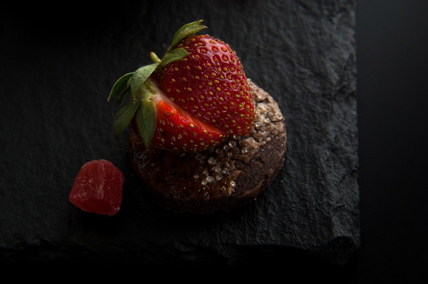 cake with berries on a dark background - Photo, Image