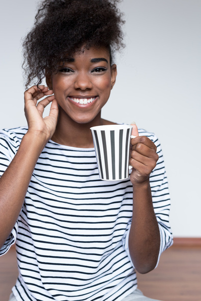 Žena si dává šálek čaje - Fotografie, Obrázek