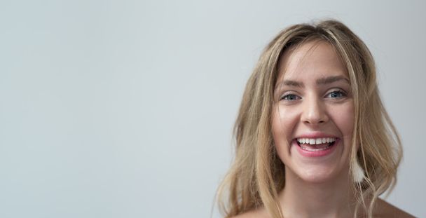 Sorridente giovane donna - Foto, immagini