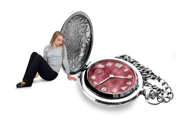 Дівчина дивиться сумно на срібний кишеньковий годинник
 - Фото, зображення