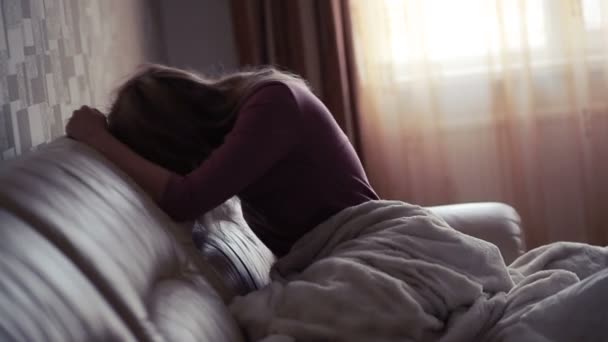 Depressziós nő az ágyban. a lány sír a kanapén. akut hegyi - Felvétel, videó