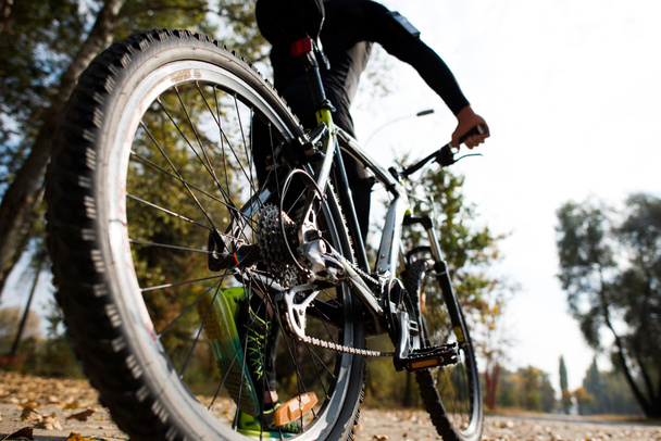 Homem de sportswear com bicicleta
 - Foto, Imagem