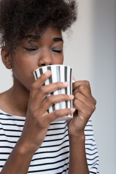 afro mulher com xícara de café
 - Foto, Imagem