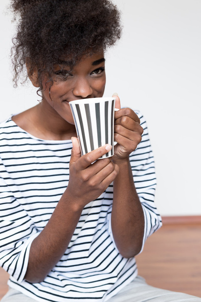 woman in striped t-shirt - Foto, afbeelding