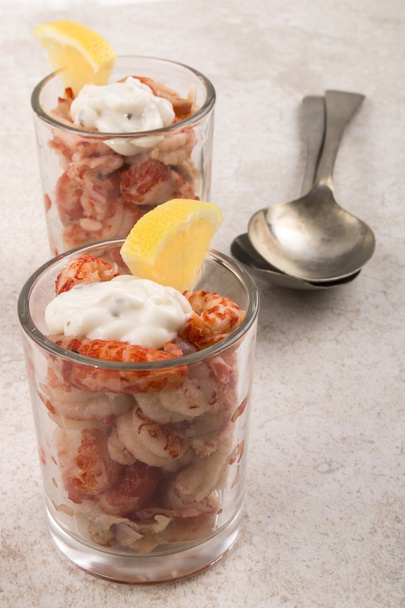  cooked crayfish tails cocktail with garlic mayonnaise and lemon - Фото, зображення