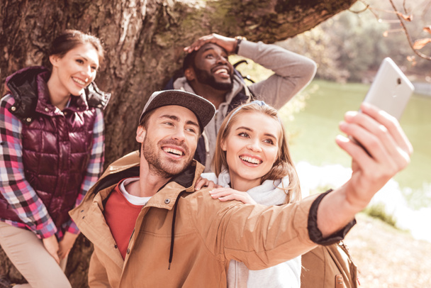 Jóvenes tomando selfie en el bosque
 - Foto, Imagen