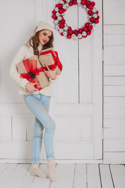  young woman with gifts - Foto, imagen