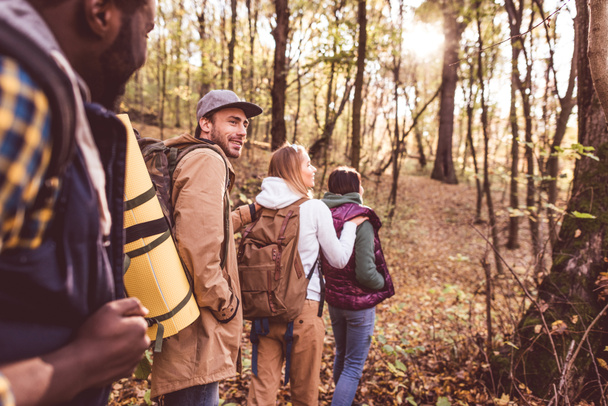 Młodych turystów w lesie jesienią - Zdjęcie, obraz