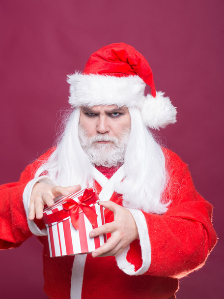 serious Christmas man with gift - Valokuva, kuva