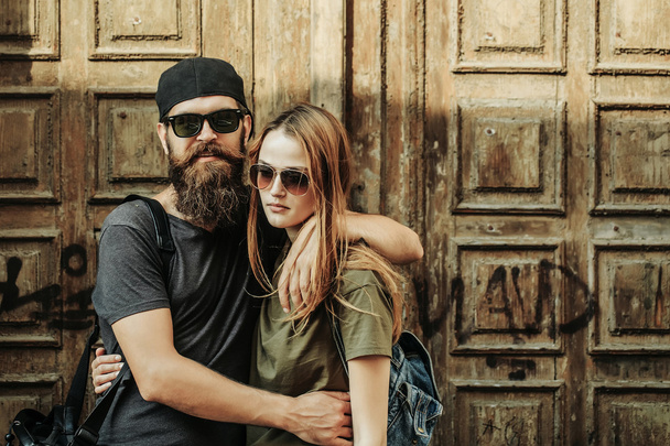 Joven hombre hipster abrazo chica
 - Foto, imagen