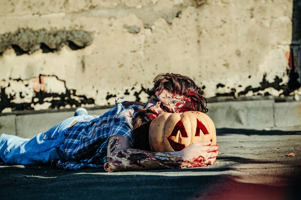 Zombie man slaapt op pompoen - Foto, afbeelding