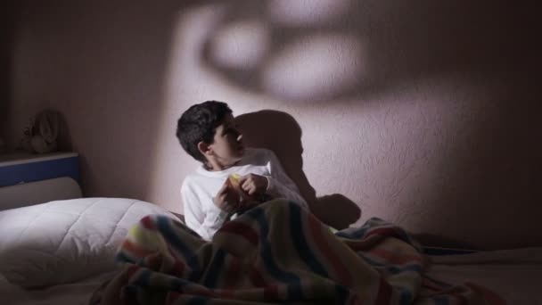 A fiú félek szellemek éjszaka. rémálmok a gyermek - Felvétel, videó