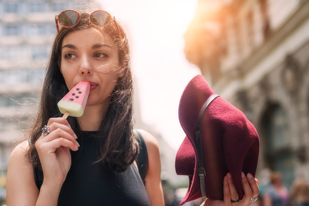 Beautiful young woman eating ice cream in the summer - Foto, imagen