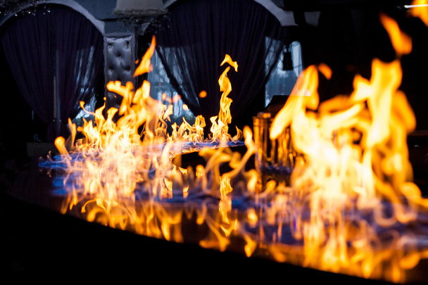 Feuer. Flamme. das Feuer auf der Bar. die Theke. Feuershow - Foto, Bild