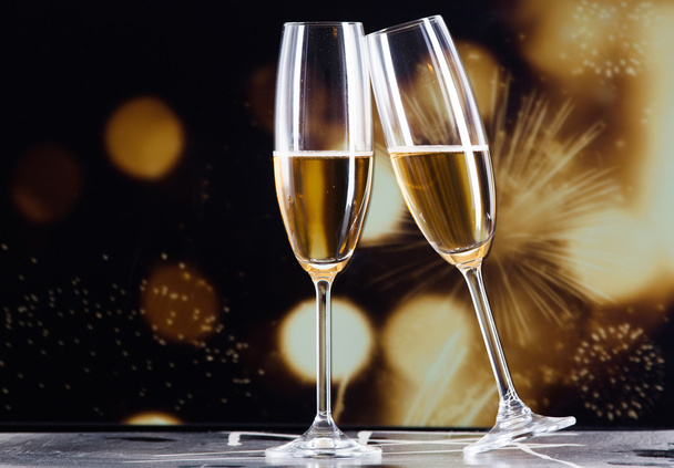 Тост с бокалами шампанского против праздничных огней
  - Фото, изображение