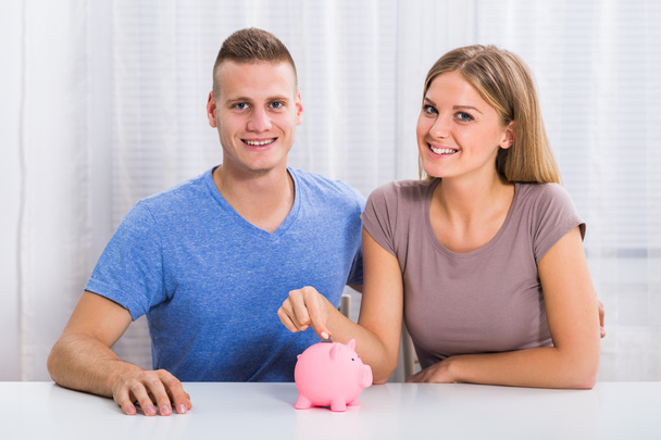 Couple saving money - Foto, afbeelding