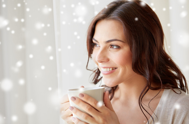 Szczęśliwa kobieta filiżankę herbaty lub kawy w domu - Zdjęcie, obraz