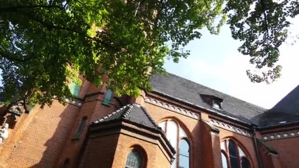 Erlöserkirche mit schöner Fassade. Straße Nansenstraße in Potsdam, Deutschland. Potsdam gehört zu Brandenburg an der Havel. - Filmmaterial, Video