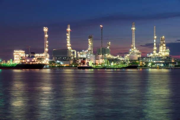 Olie raffinaderij fabriek of petrochemische plant in de ochtend. - Foto, afbeelding