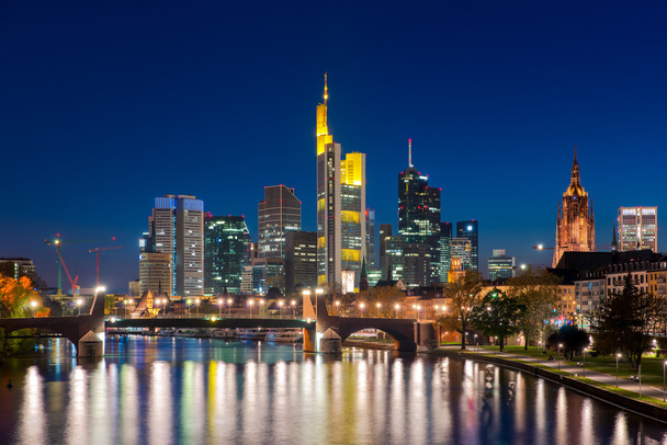 Ciudad de Fráncfort del Meno skyline por la noche, Frankfurt, Alemania
. - Foto, imagen