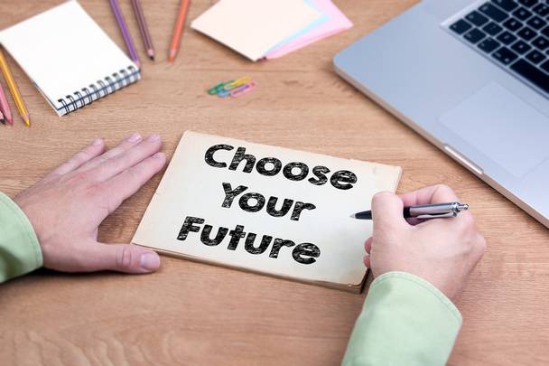 Handschrift wählen Sie Ihre Zukunft. Schreibtisch mit Laptop und Schreibtisch - Foto, Bild