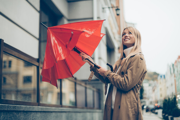 beautiful young woman with umbrella - Foto, afbeelding