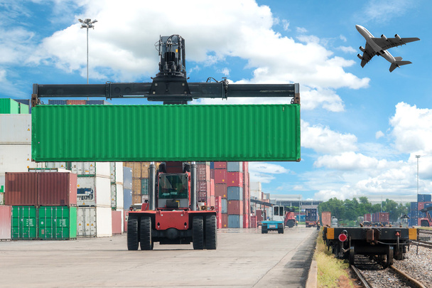 フォーク リフト コンテナー ボックスのロード貨物列車を処理 - 写真・画像
