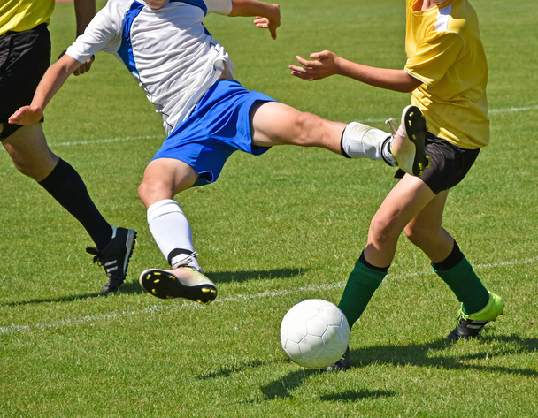 アクションの若いサッカー選手 - 写真・画像