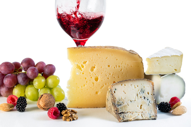 Kaas en wijn met vruchten en noten. - Foto, afbeelding