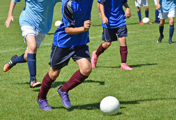 サッカーをしている少年 - 写真・画像