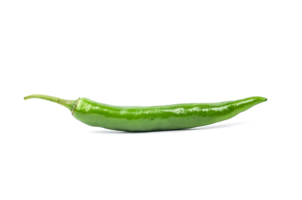 πράσινο τσίλι πιπέρι σε άσπρο φόντο. - Φωτογραφία, εικόνα