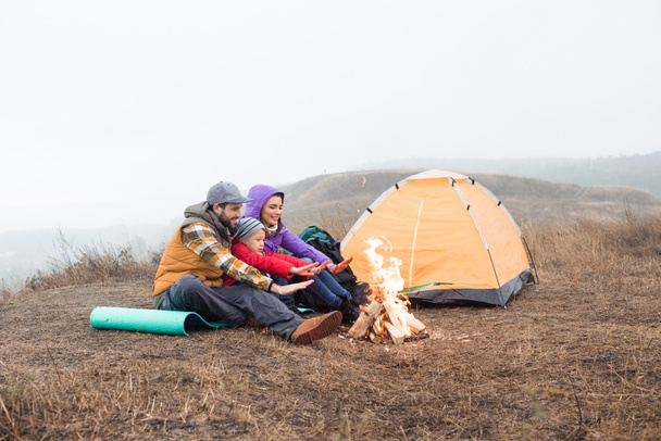 Щаслива сім'я дивиться на палаючий вогонь
 - Фото, зображення