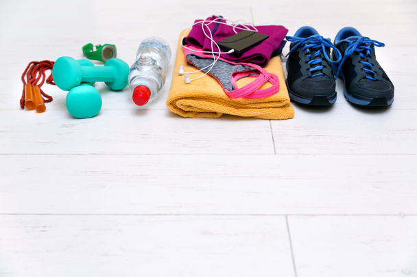 equipamento de treino de fitness no chão do ginásio com espaço de cópia
 - Foto, Imagem